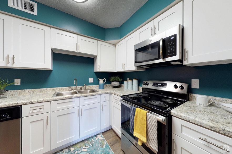 2BR, 1.5BA - 1000 SF - Summerville Station