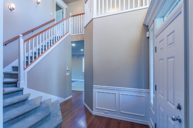 Building Photo - Spacious 4-Bedroom Haven in Kent with 2.5 Bathrooms and 2,570 Sq Ft of Comfort!