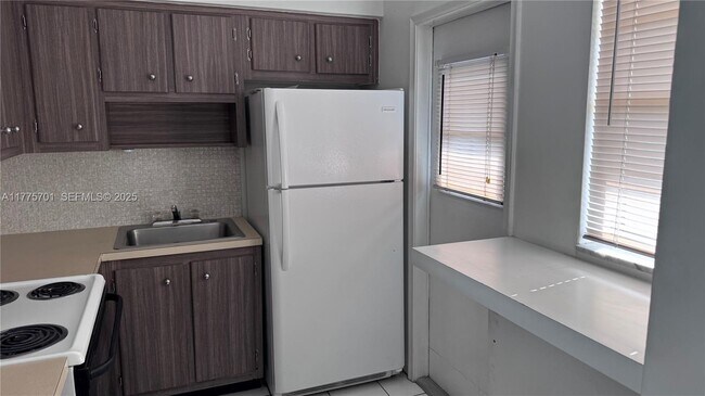 Building Photo - 20201 NE 29th Ct