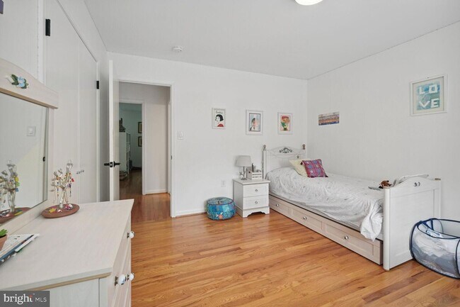 Building Photo - 4208 Maple Terrace