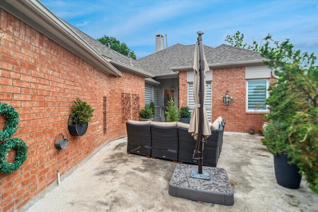 Building Photo - Incredible 4-Bedroom