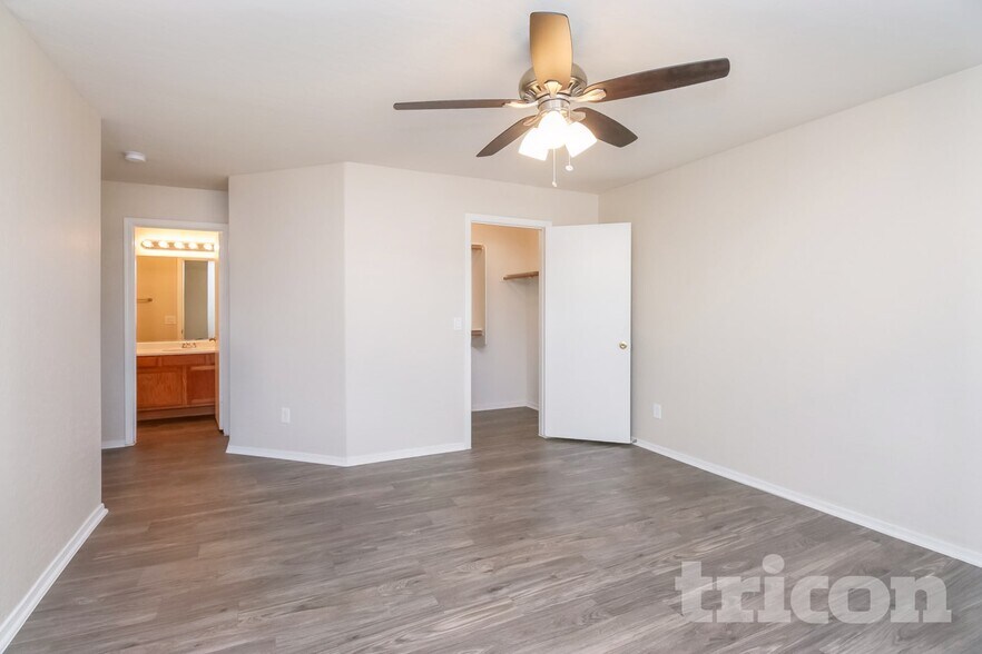 Building Photo - 1602 S 65th Glen