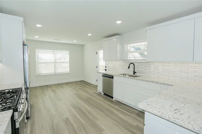 Building Photo - 3213 SW Lovely Ln