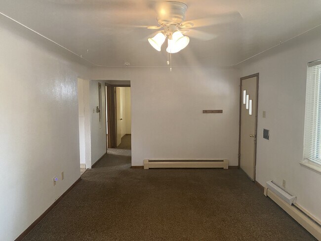 Building Photo - Remodeled Two Bedroom One Bathroom with Ya...