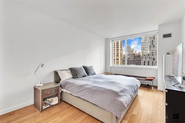 Building Photo - 300 North End Avenue