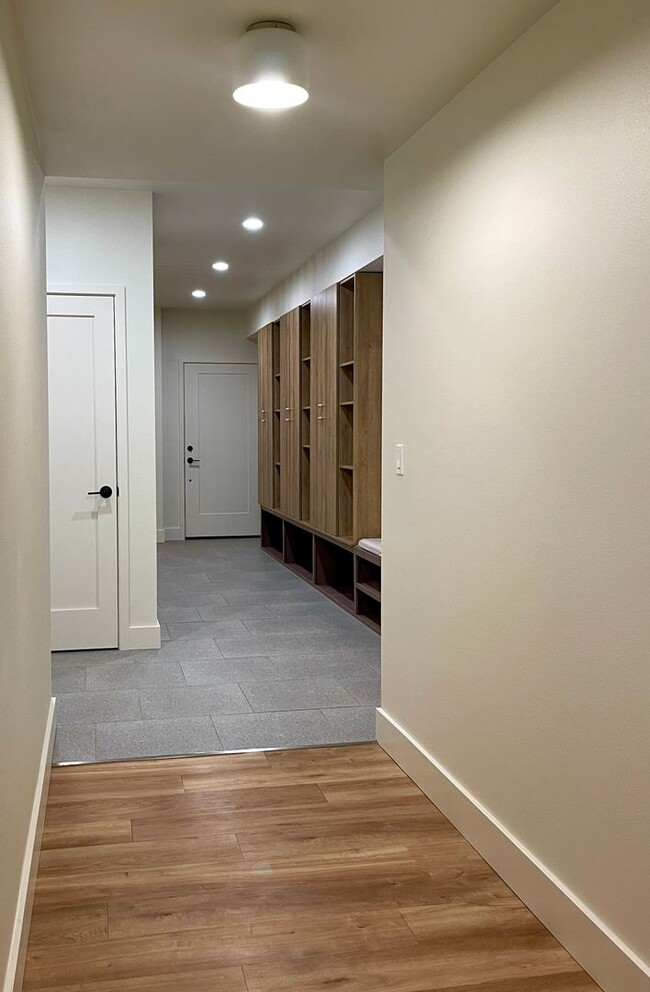 Building Photo - Absolutley stunning custom home in desirab...