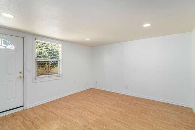 Building Photo - 935 Central Ave