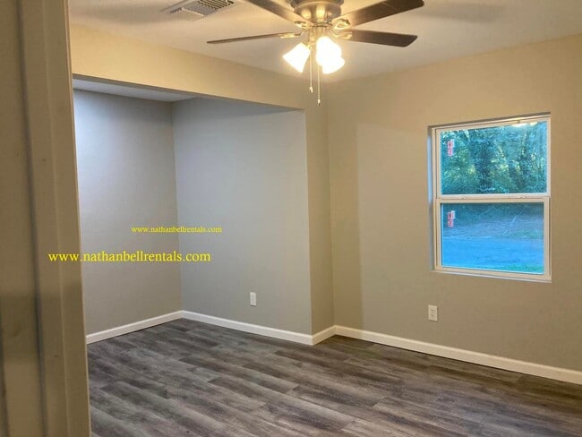 Building Photo - Single-Family Home: 3 bed, 2 bath