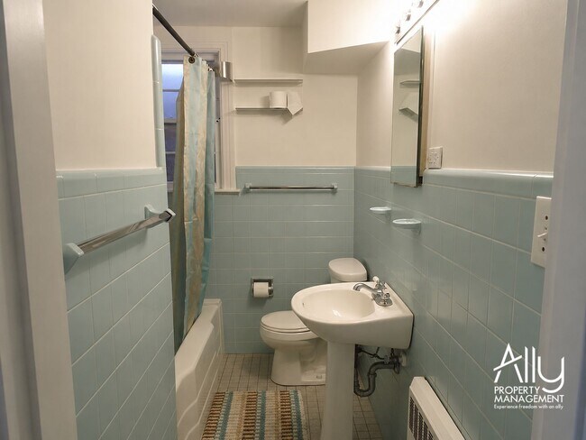 Building Photo - 1605 Cambridge Cir