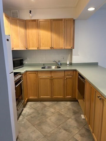 Building Photo - 145 Pinckney St