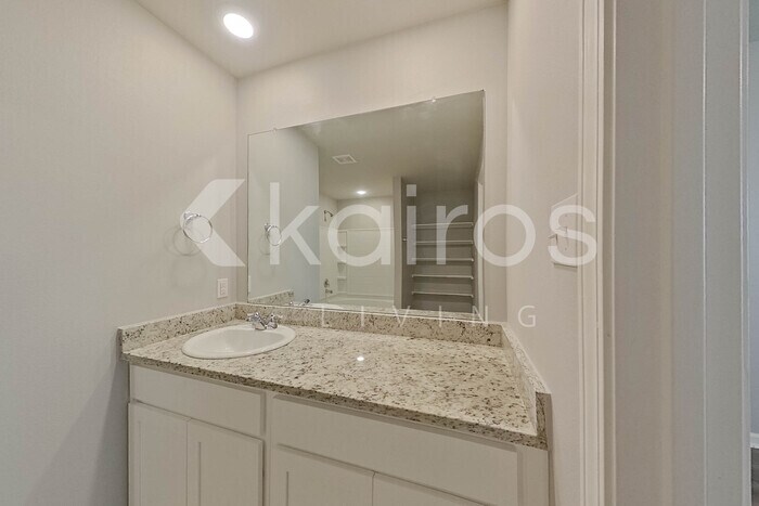 Building Photo - 410 Mango Dr