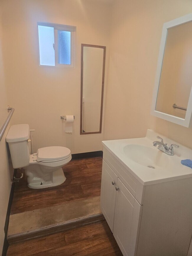 Building Photo - Must see this Large  one bedrom one bath  ADU home with availalbe off street parking.