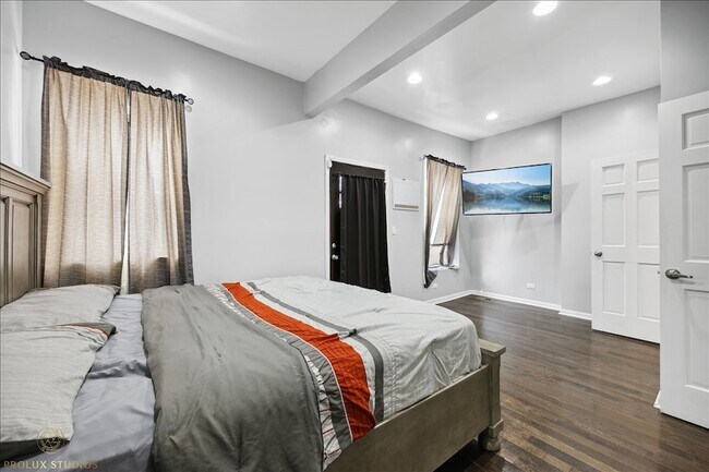 Building Photo - 352 N Avers Ave