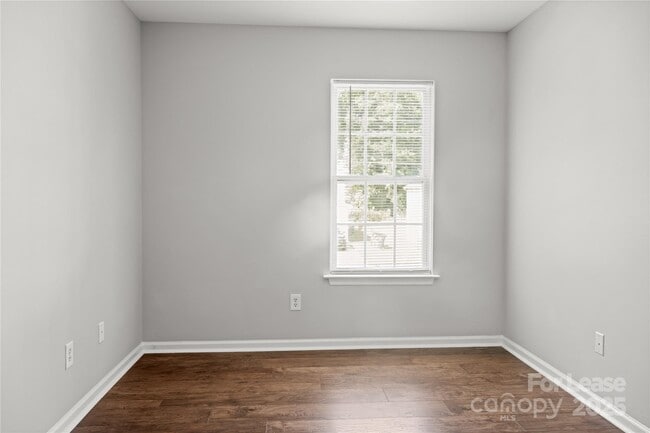 Building Photo - 717 Dawn Cir