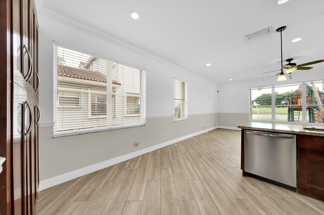 Building Photo - 5878 Bay Hill Cir