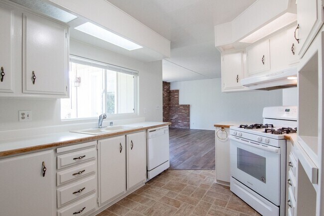 Building Photo - Spacious Manufactured Home!