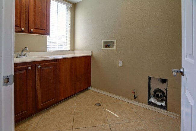 Building Photo - Step into  luxurious simplicity