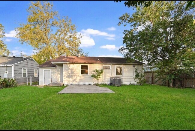 Building Photo - 9306 Chesterfield Dr