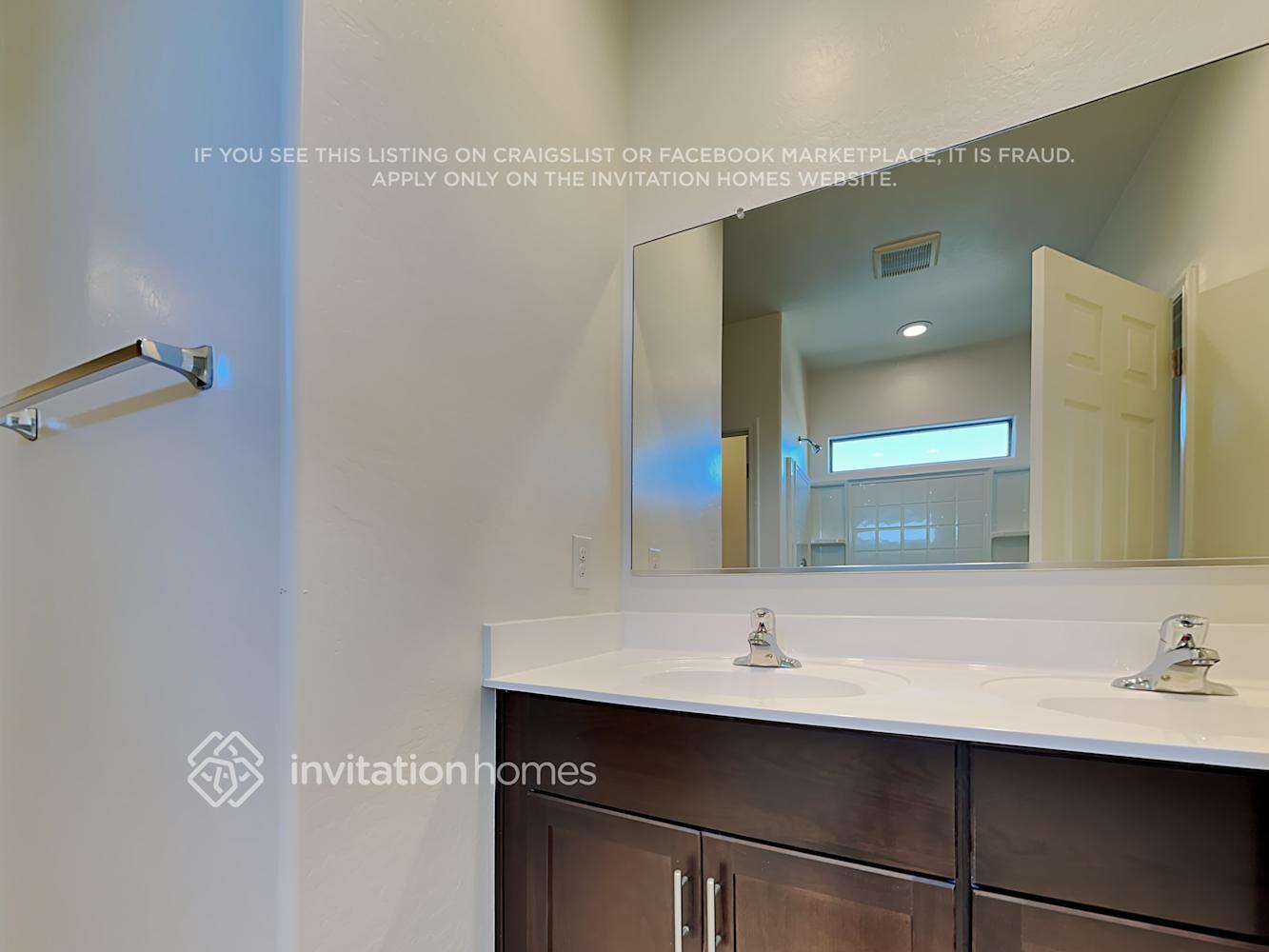 Building Photo - 18099 N Lakeside Ct