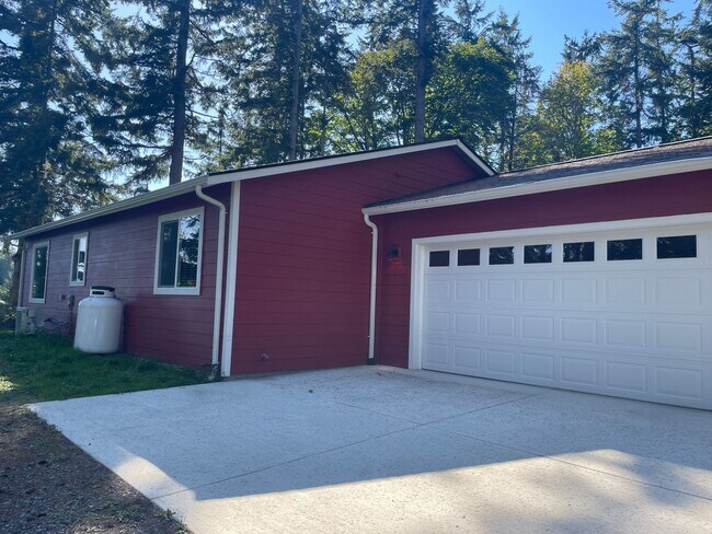 Primary Photo - Newer Double Bluff Home In The Woods!