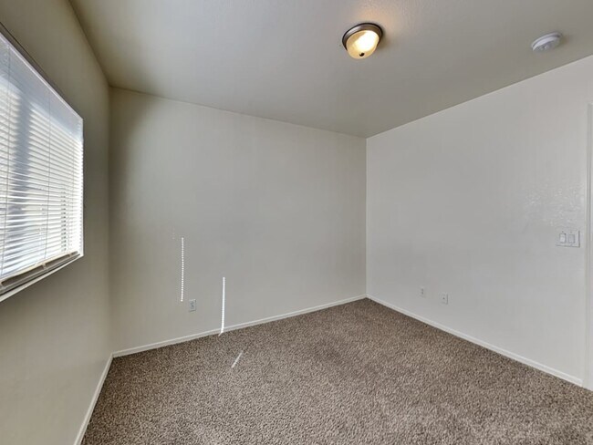 Building Photo - 2608 W Bloch Rd