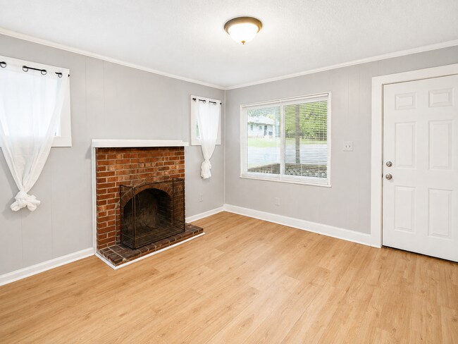 Building Photo - Bright 3-Bedroom Home with Covered Porch, Fireplace & Wooded Backyard