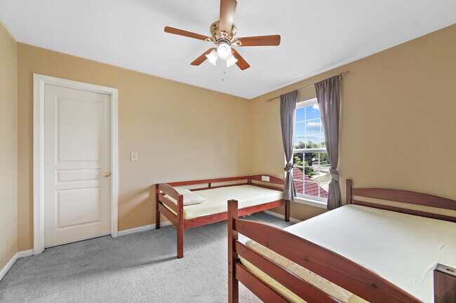 Building Photo - 1044 Oakhill Dr
