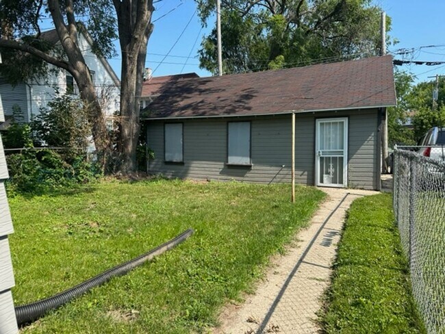 Building Photo - 20 W Melvina St