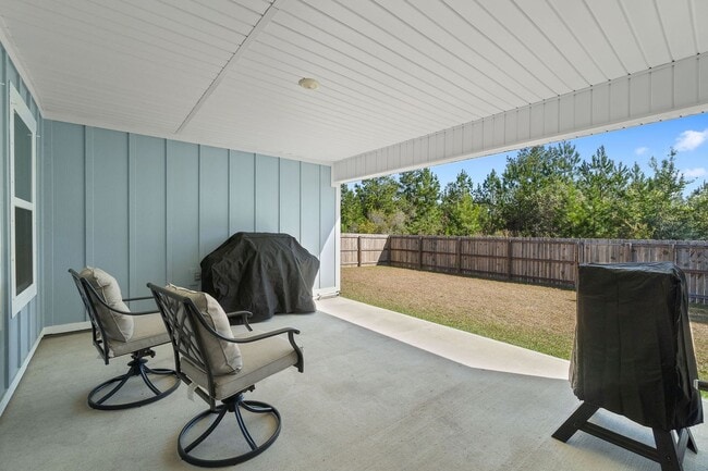 Building Photo - Gorgeous and Spacious 5/3 Home with Commun...