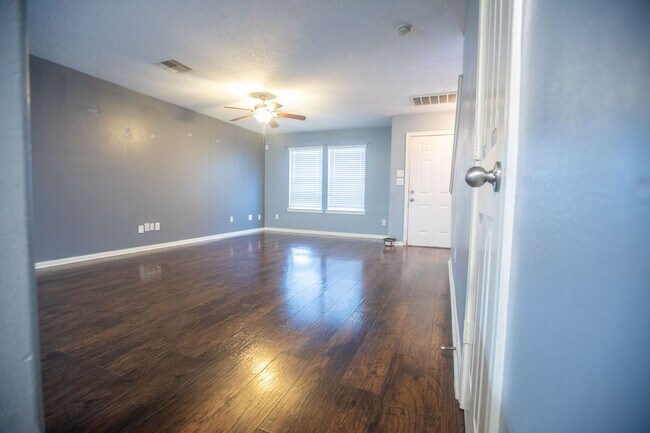 Building Photo - Style, Comfort & Location—The Perfect Hous...