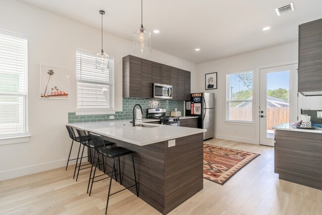 Building Photo - 719 Eleanor Ave