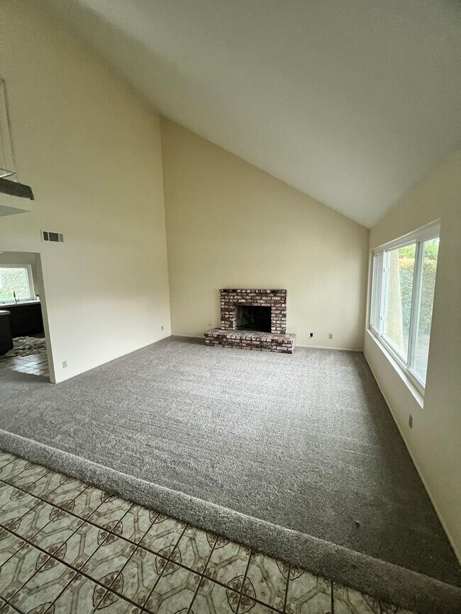 Building Photo - Santa Paula - Spacious pool home in wonder...