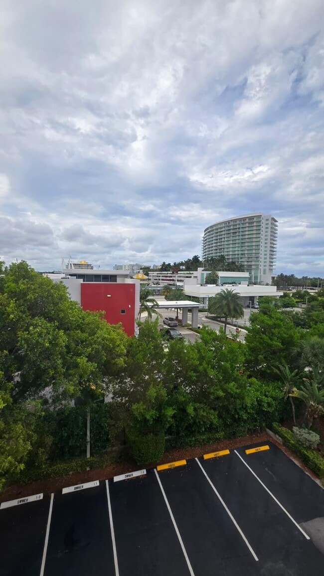 Building Photo - 105 S Riverside Dr