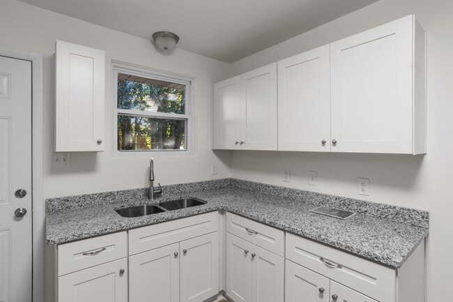 Building Photo - 2000 Flower Ln