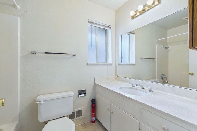 Building Photo - 1333 Regent St