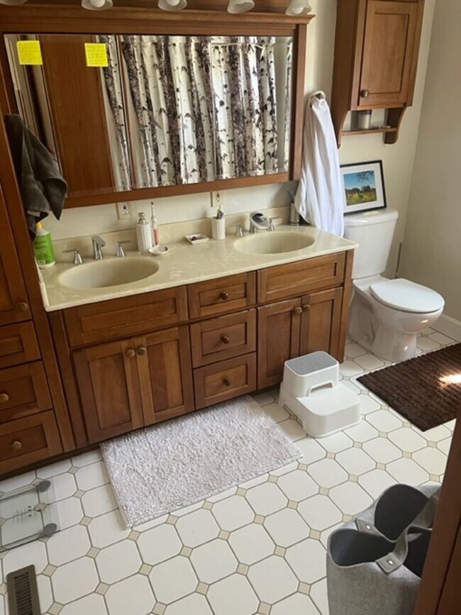 Building Photo - Beautiful, Spacious Rockridge Home!
