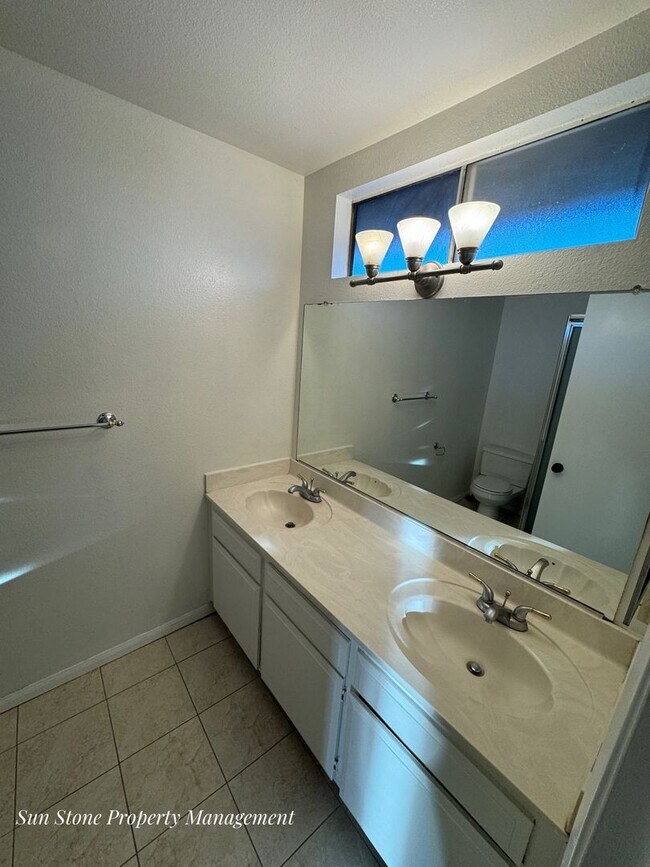 Building Photo - House in Ontario