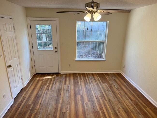 Building Photo - Well Maintained Townhouse Available For August 20th Occupancy