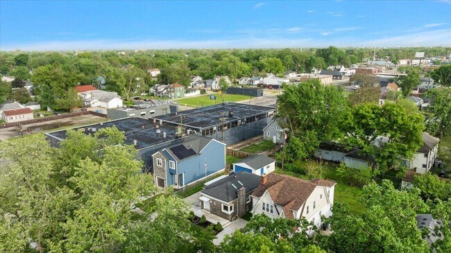 Building Photo - 39 W Elza Ave