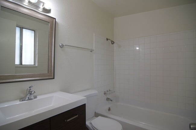 Building Photo - Charming 3 Bedroom 2 Bath Home! South Tucs...