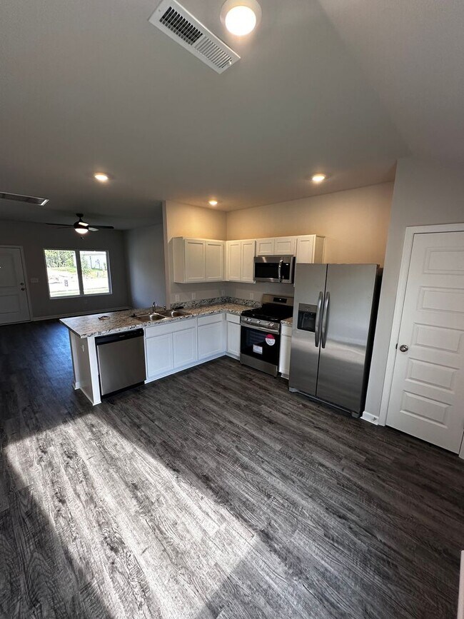 Building Photo - 884 Camden Lp