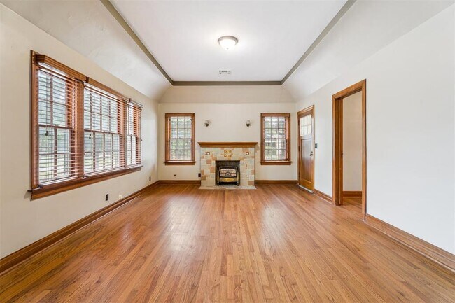 Building Photo - 308 E 5th St