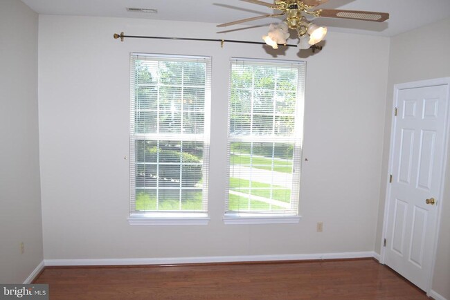 Building Photo - 8202 Blue Heron Dr