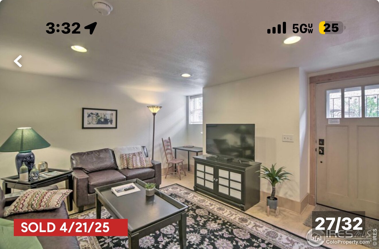 Living room - 323 E Magnolia St