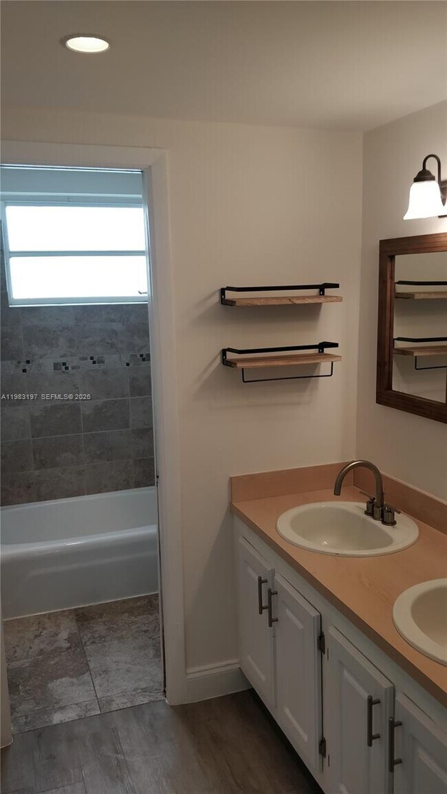 Building Photo - 1975 NE 135th St