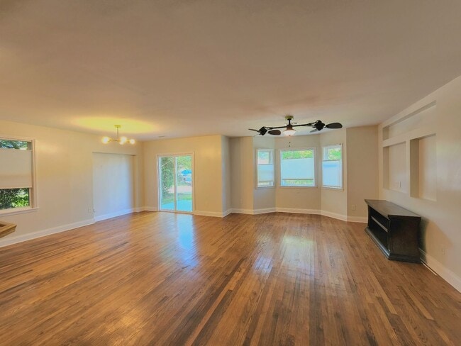 Building Photo - Completely Remodeled Navy Point 3 Bedroom, 2 Bath Cottage! Close to the Water!!