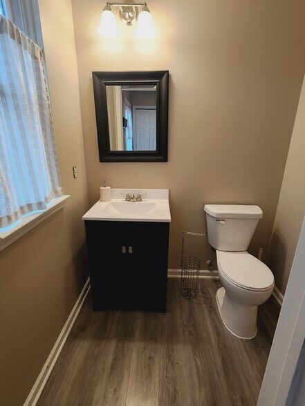 Building Photo - 5184 Meadow Crest Cir