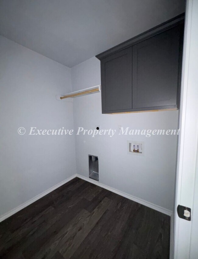 Building Photo - 1211 Lexington Dr