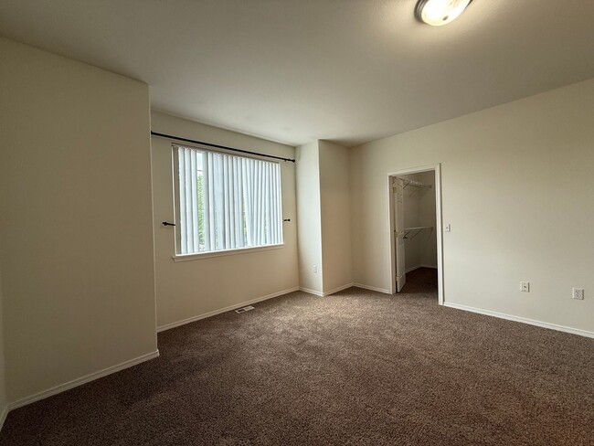 Building Photo - 4 Bed 3 Bath Gated Townhome Near Maplewood Golf