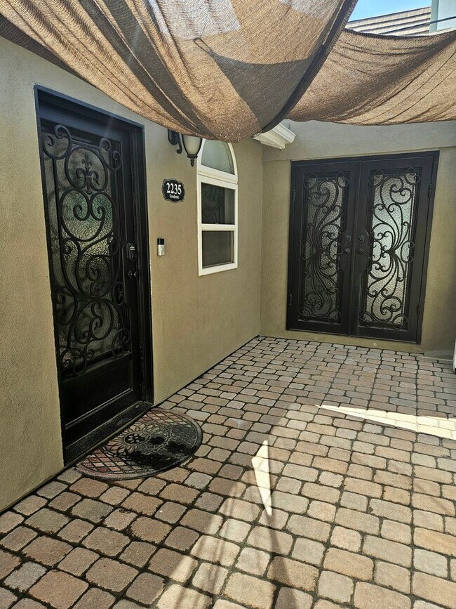 Building Photo - New Listing: Cozy 3-Bedroom, 3-Bathroom Ho...